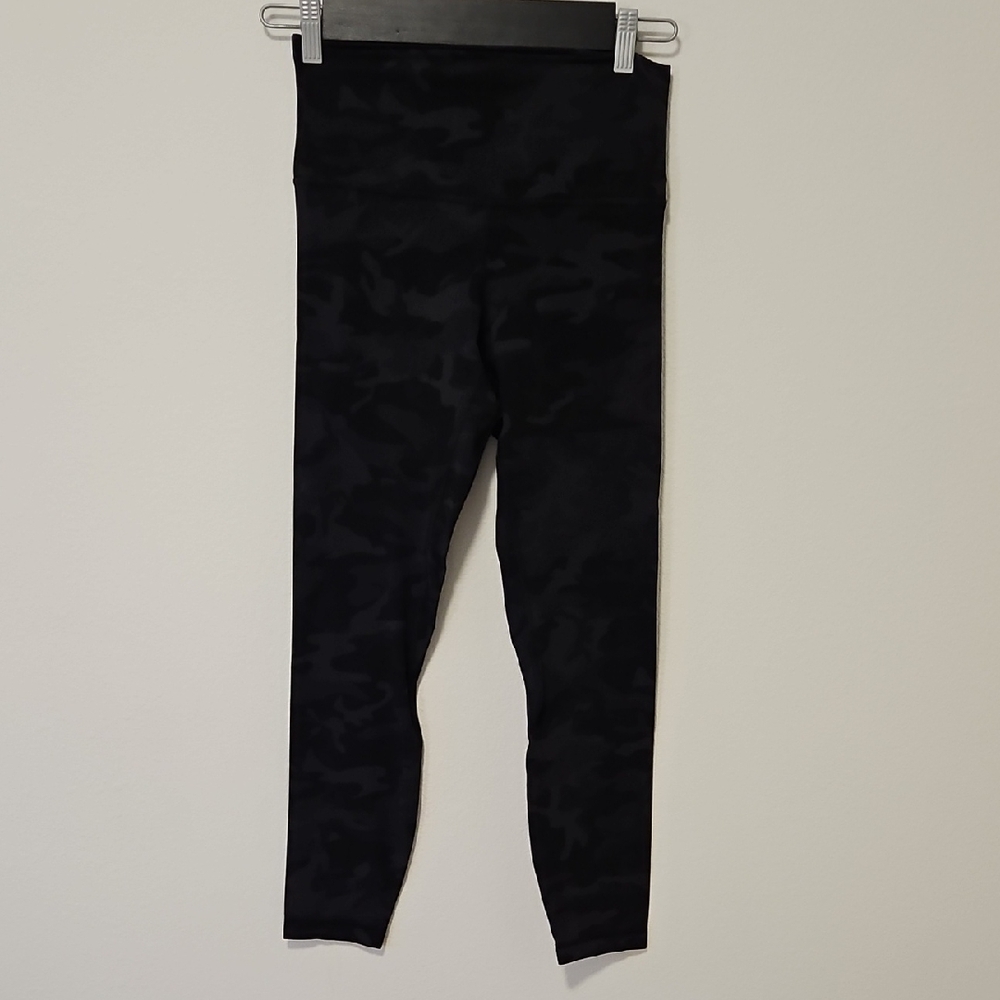 Lululemon Camo Crops sz 6